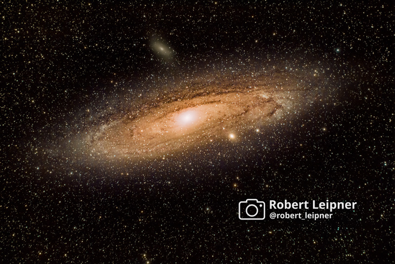 Die Andromeda Galaxie M31 scheint hell am Nachthimmel