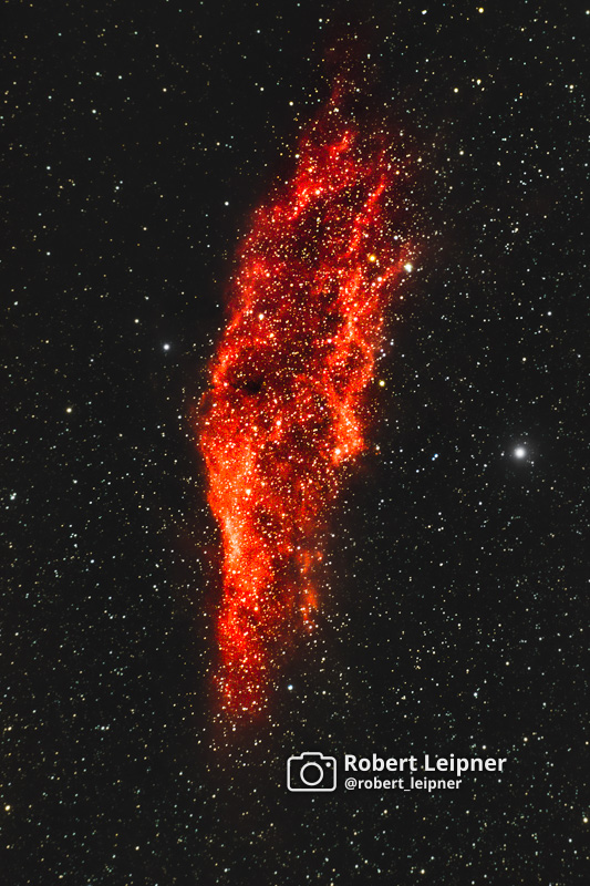 Der Kaliforniennebel NGC 1499 leuchtet tiefrot