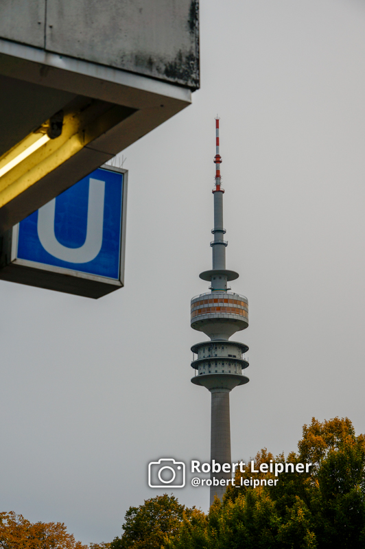 Schild an der U-Bahn Station Olympiazentrum mit Olympiaturm