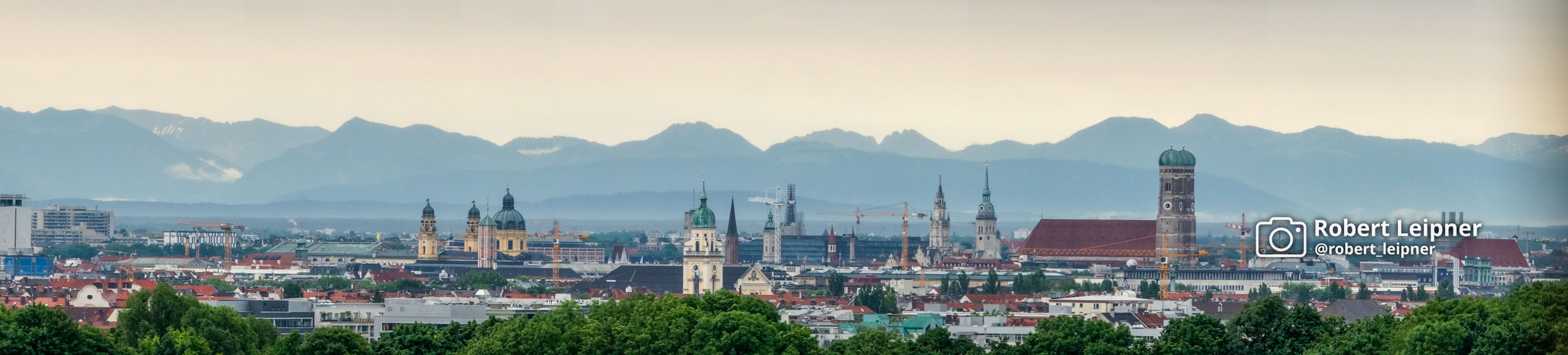 Panoramaaufnahme von München und Frauenkirche mit Alpen