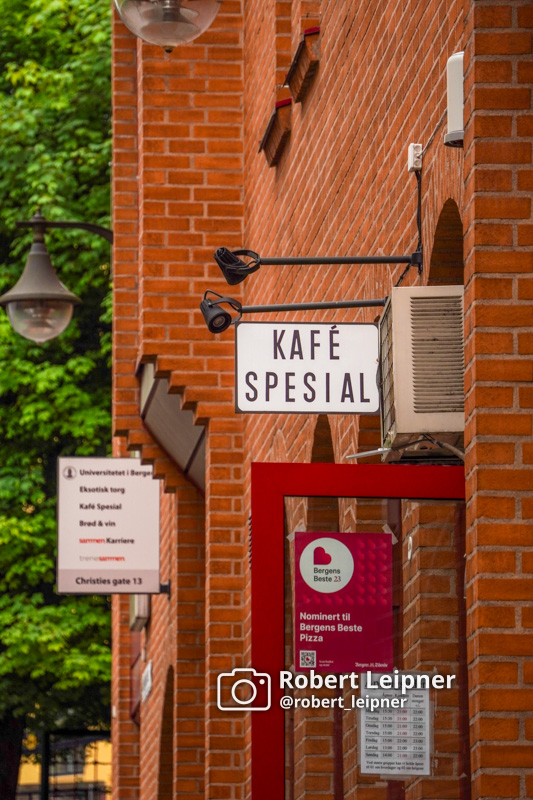 Schild eines Cafés in Bergen