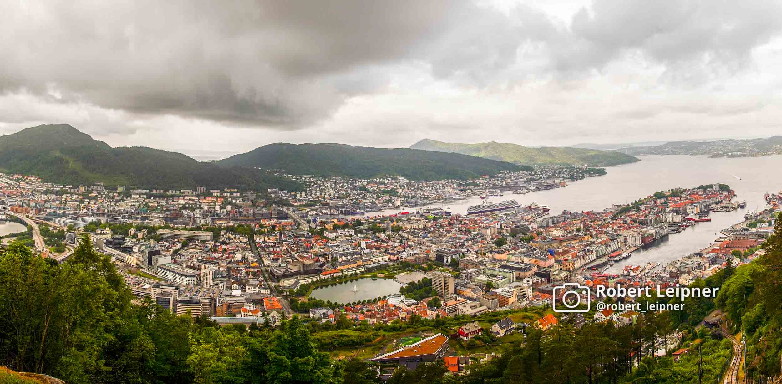 Stadpanorma von Bergen mit Blick auf den Fjord