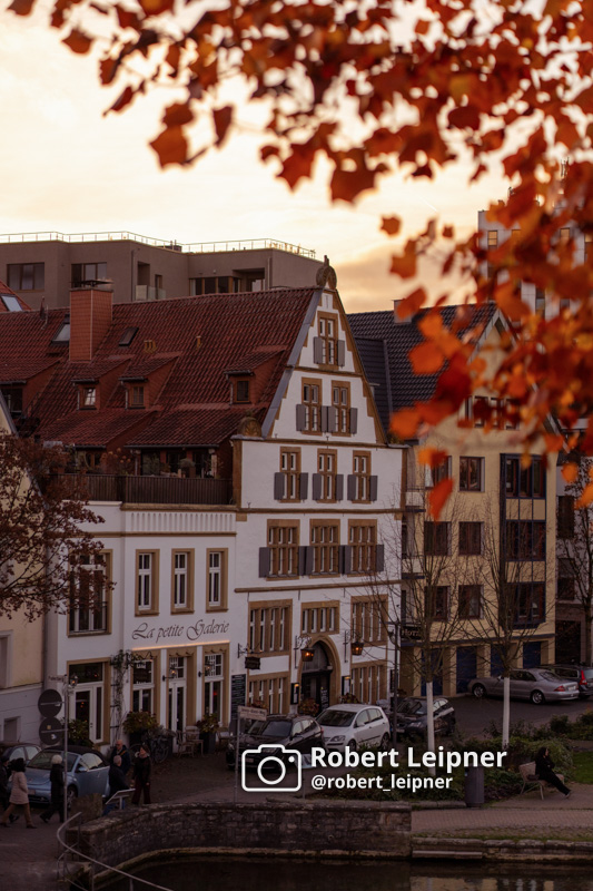 herbstlicher Blick auf Hotels im Paderquellgebiet