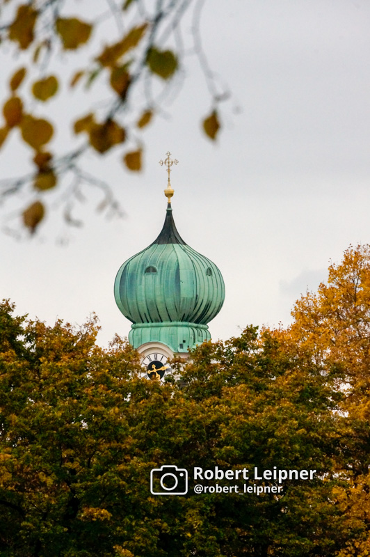 Zwiebelturm hinter herbstlichen Bäumen
