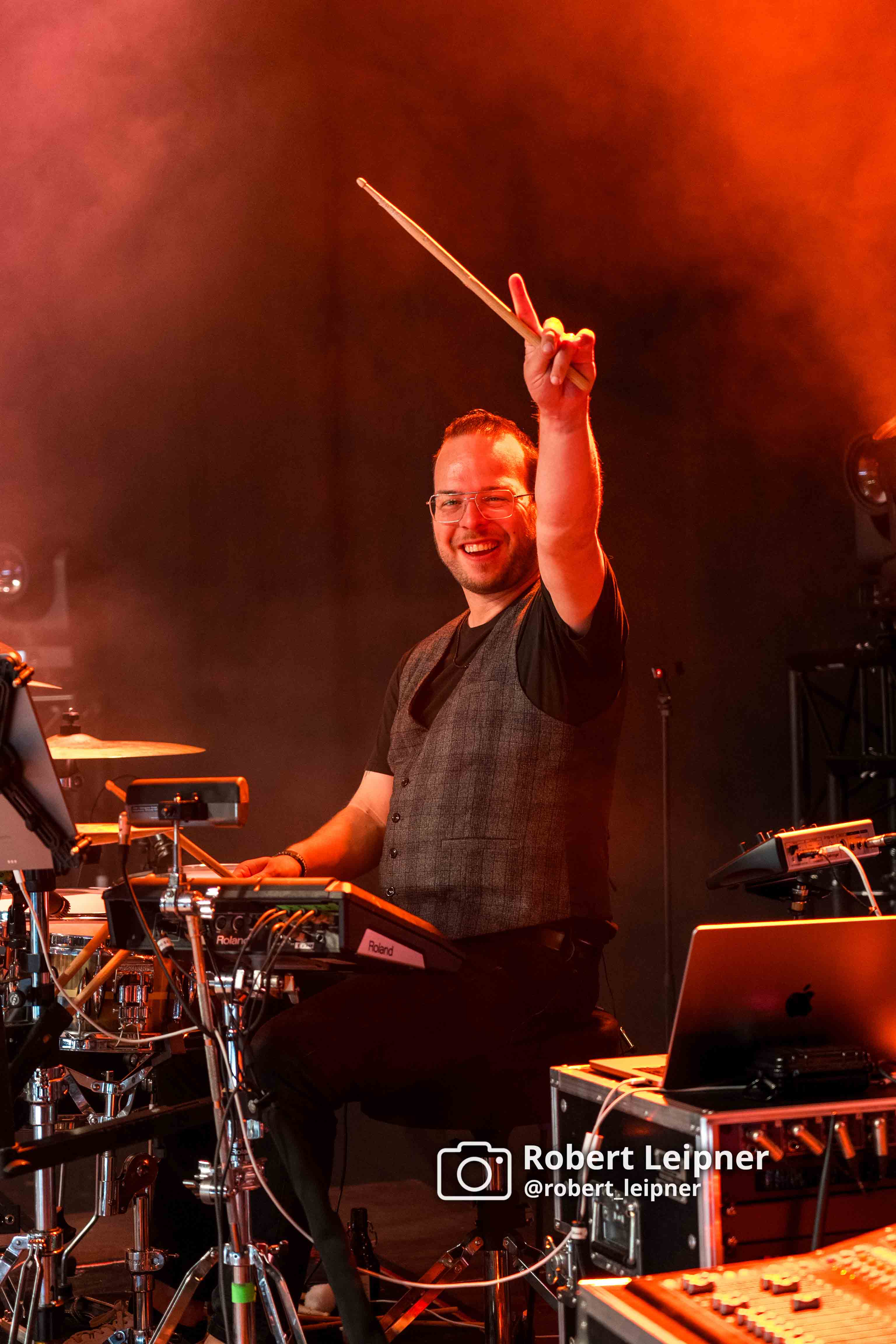 Drummer beim Auftritt der Partyband VIPs auf dem Lichterfestival auf dem Killesberg in Stuttgart