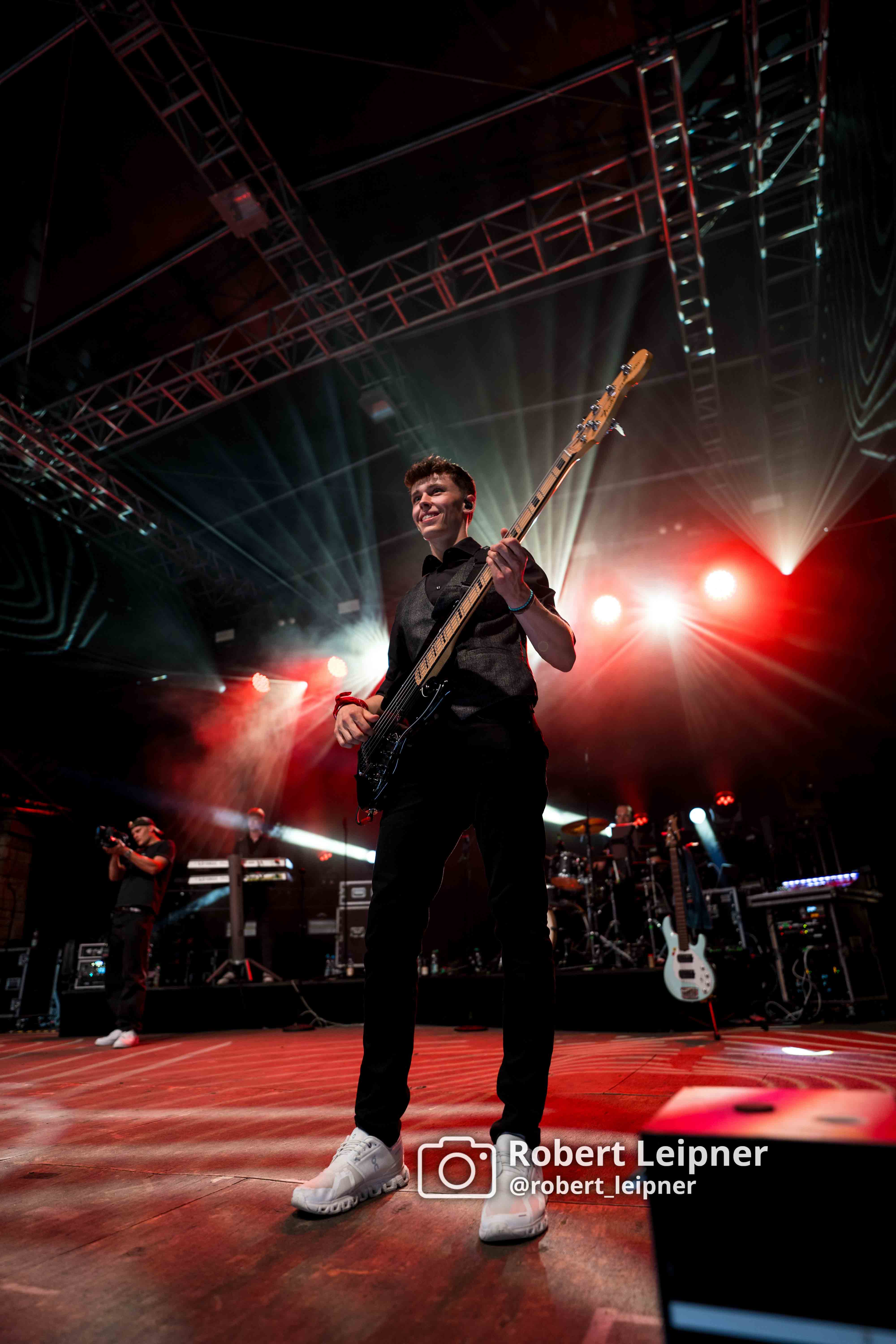 Bassist beim Auftritt der Partyband VIPs auf dem Lichterfestival in Stuttgart auf dem Killesberg
