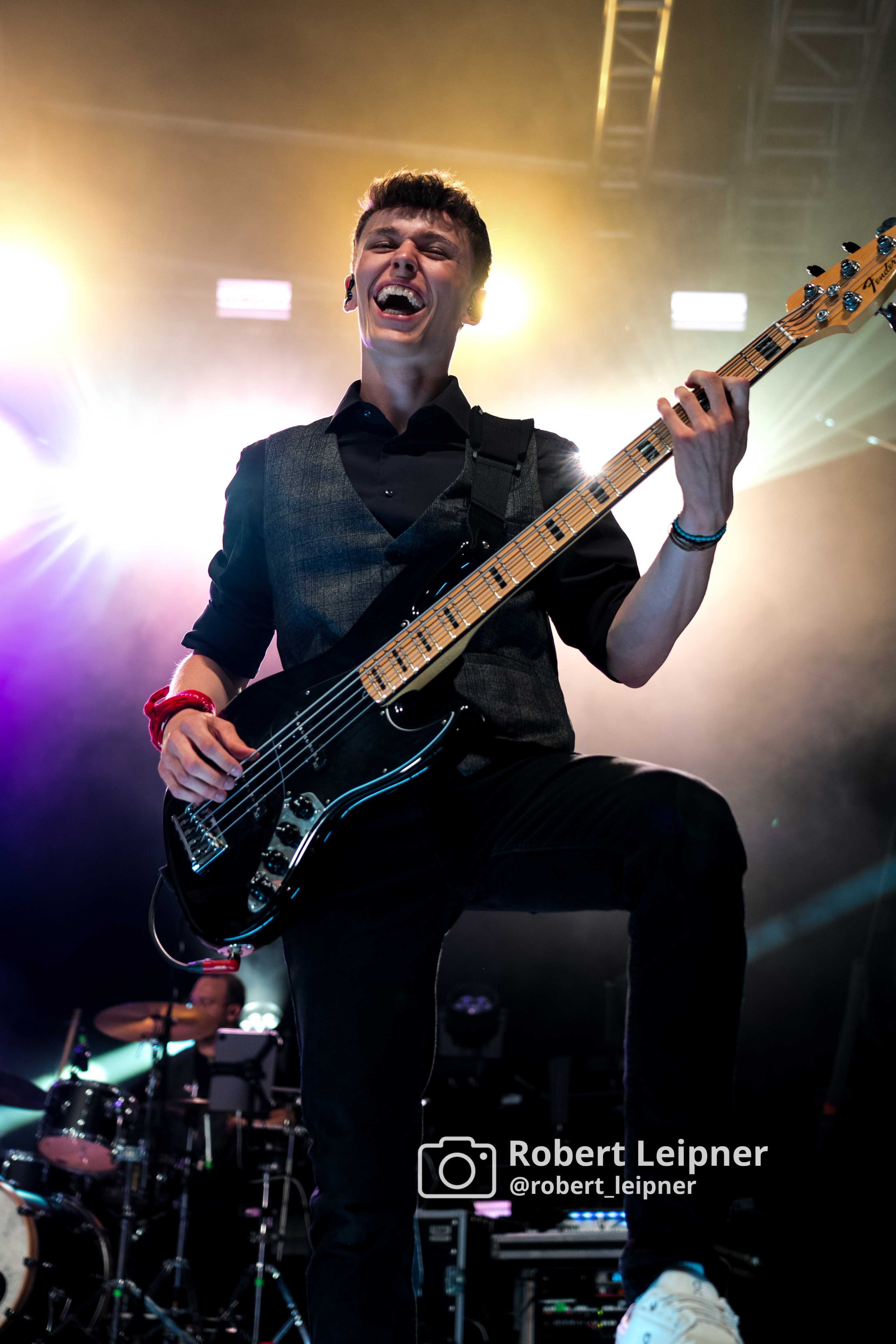 Bassist beim Auftritt der Partyband VIPs auf dem Lichterfestival in Stuttgart auf dem Killesberg