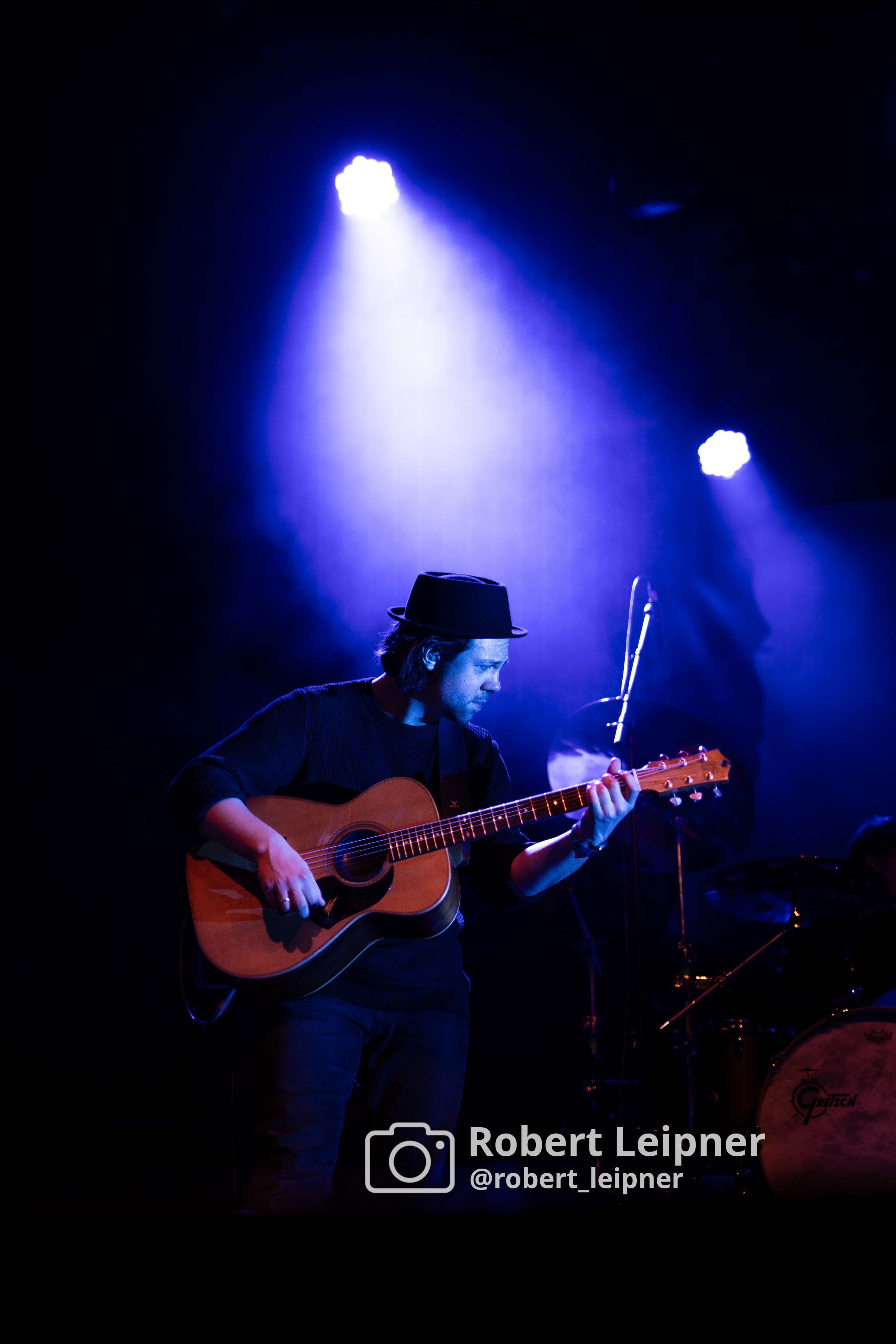 Bassist im Gegenlicht beim Auftritt im batschkapp in Frankfurt
