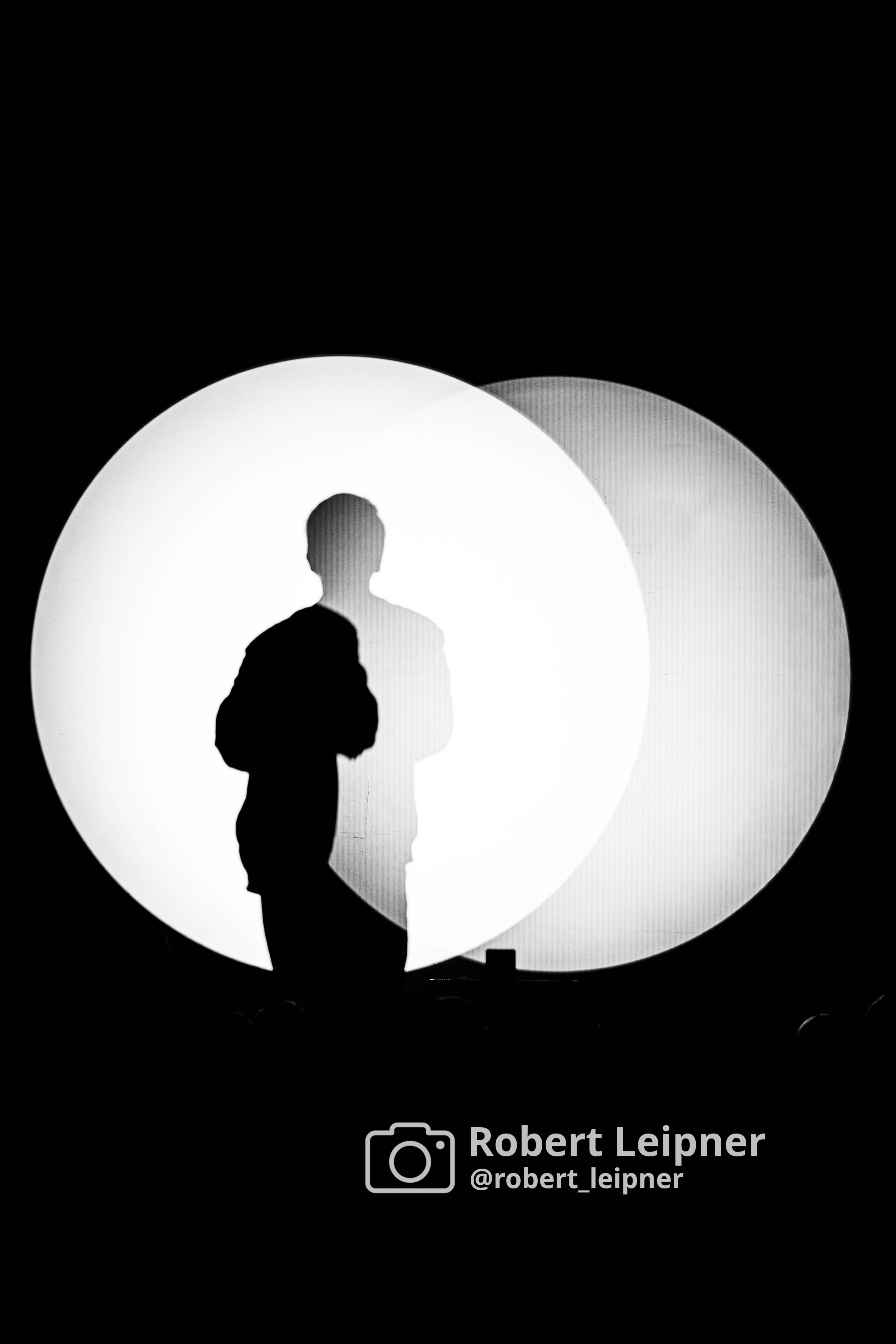 Schattenspiele auf der Bühne beim Auftritt auf Tour im Batschkapp in Frankfurt/Main