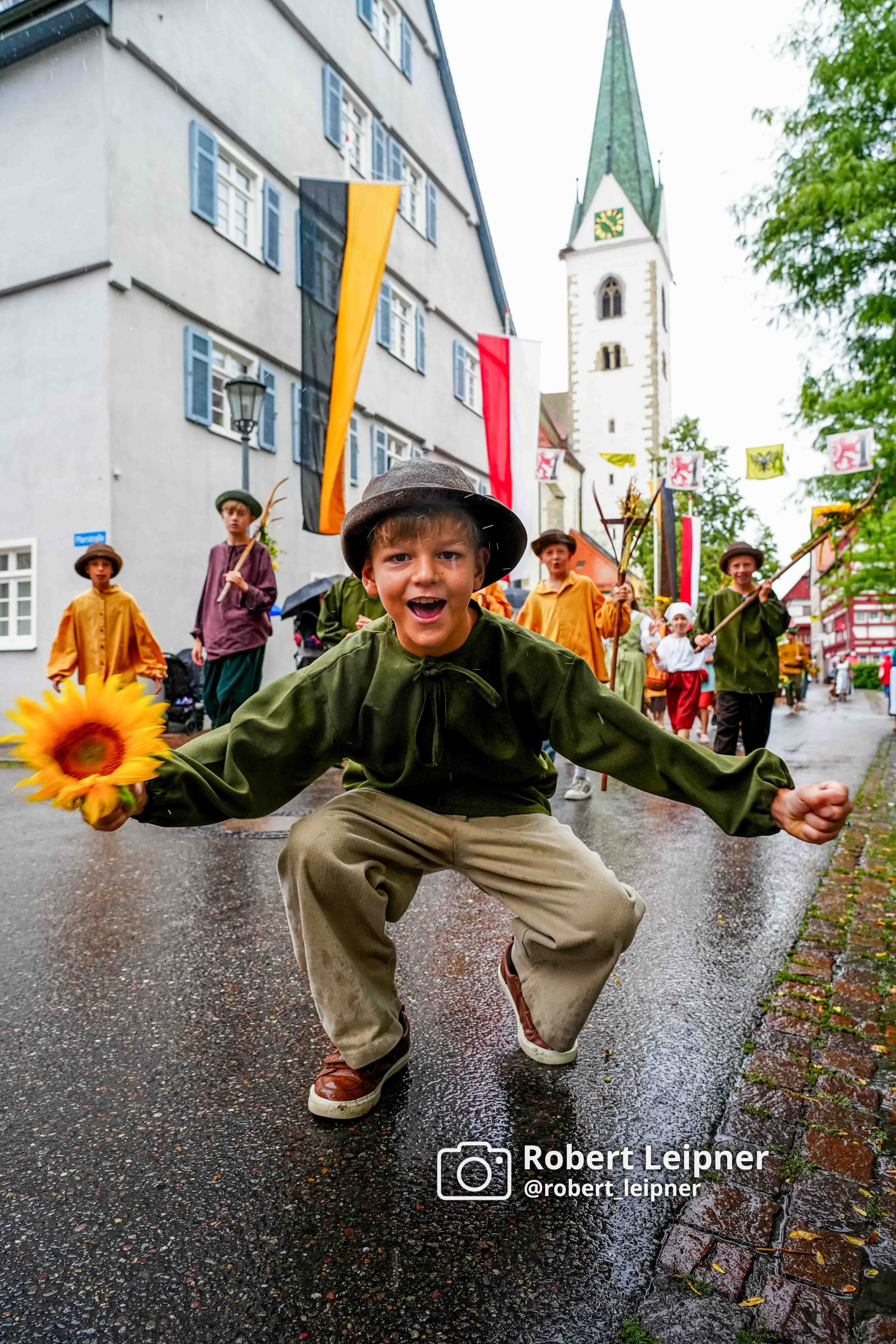 Kind mit Sonnenblume beim Bächtlefest in Bad Saulgau