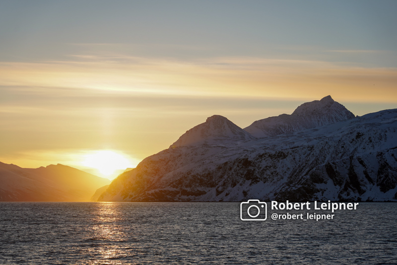 Sonnenaufgang bei einer Schifffahrt im Polarkreis