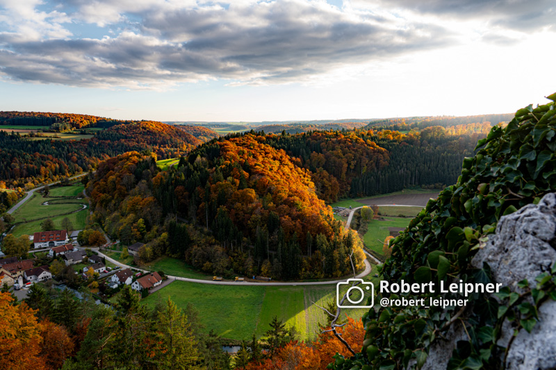 Das große Lautertal im Herbst von der Burgruine Hohengundelfingen