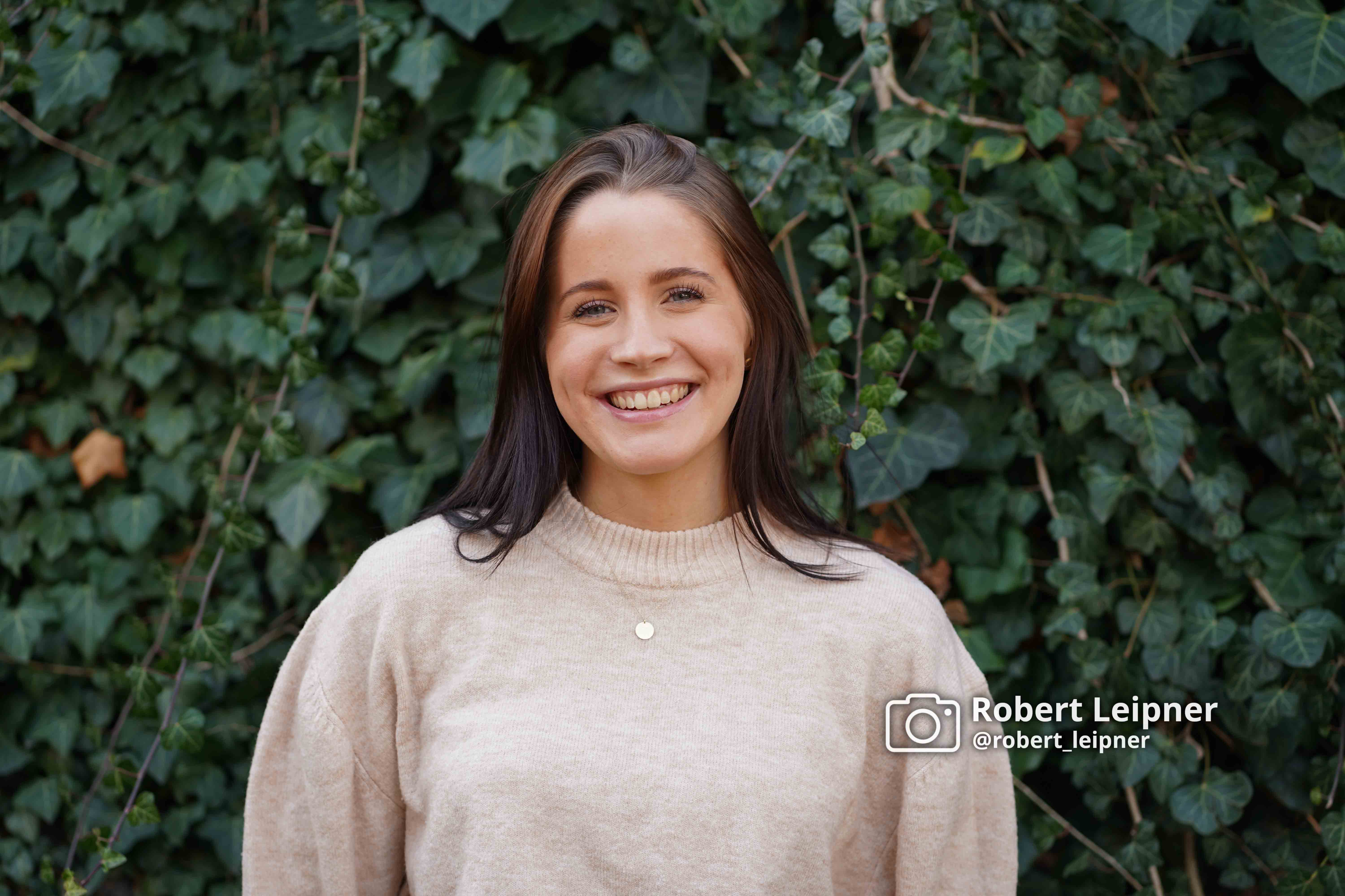 weibliches Model vor einer Efeuwand in Kirchheim/Teck