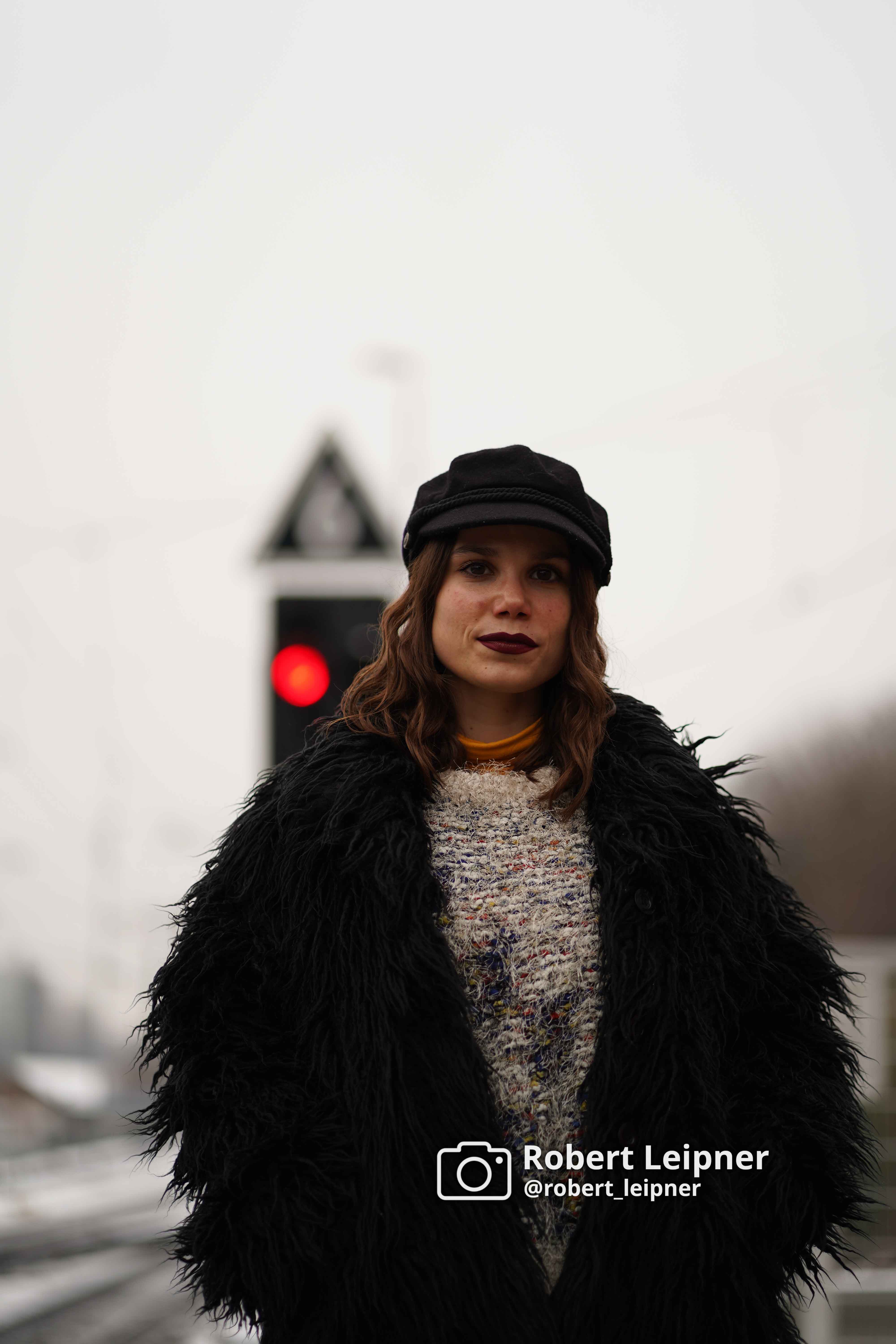 webliches Model in München an einer S-Bahn Station