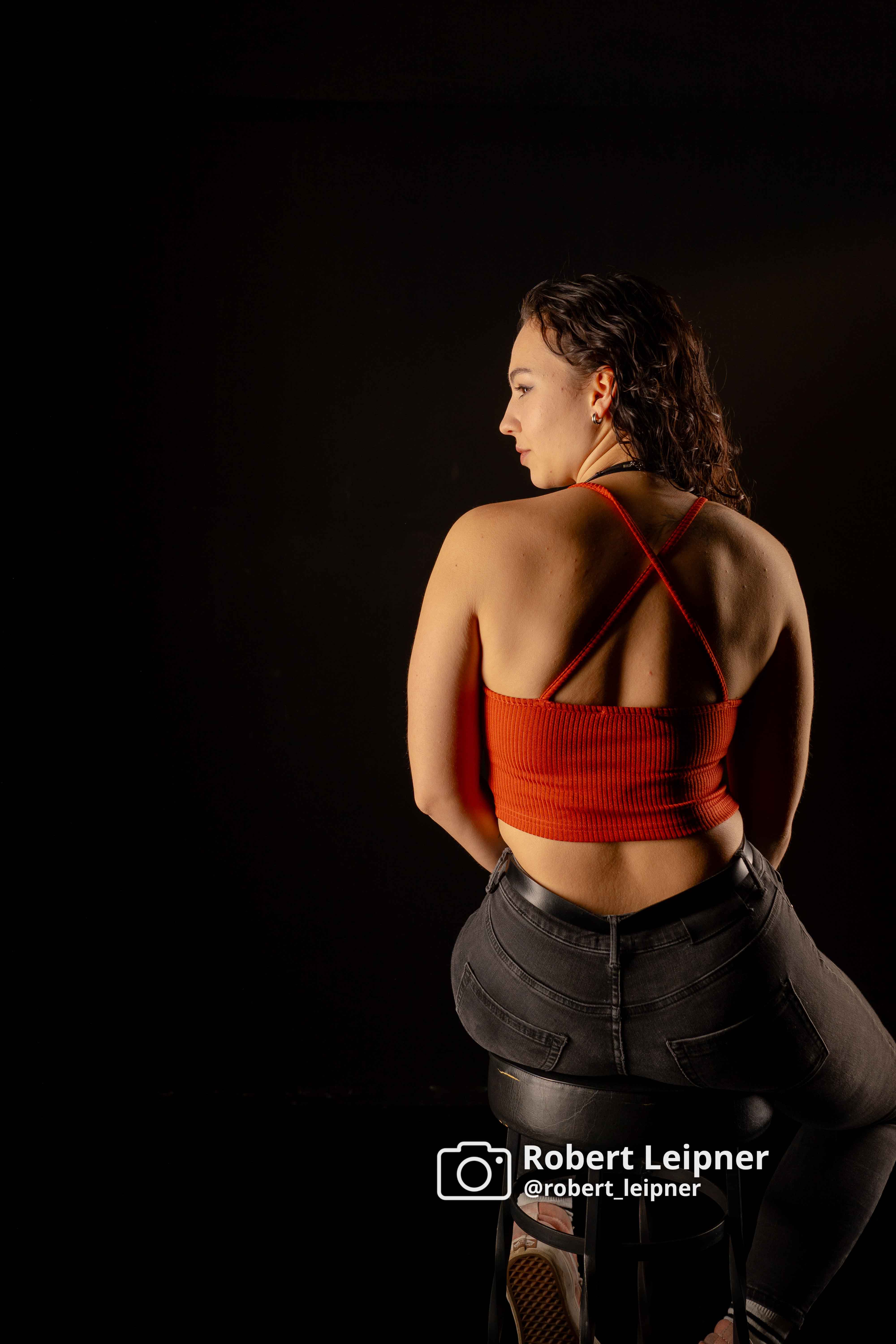 weibliches Model beim lowkey-Shot im Studio