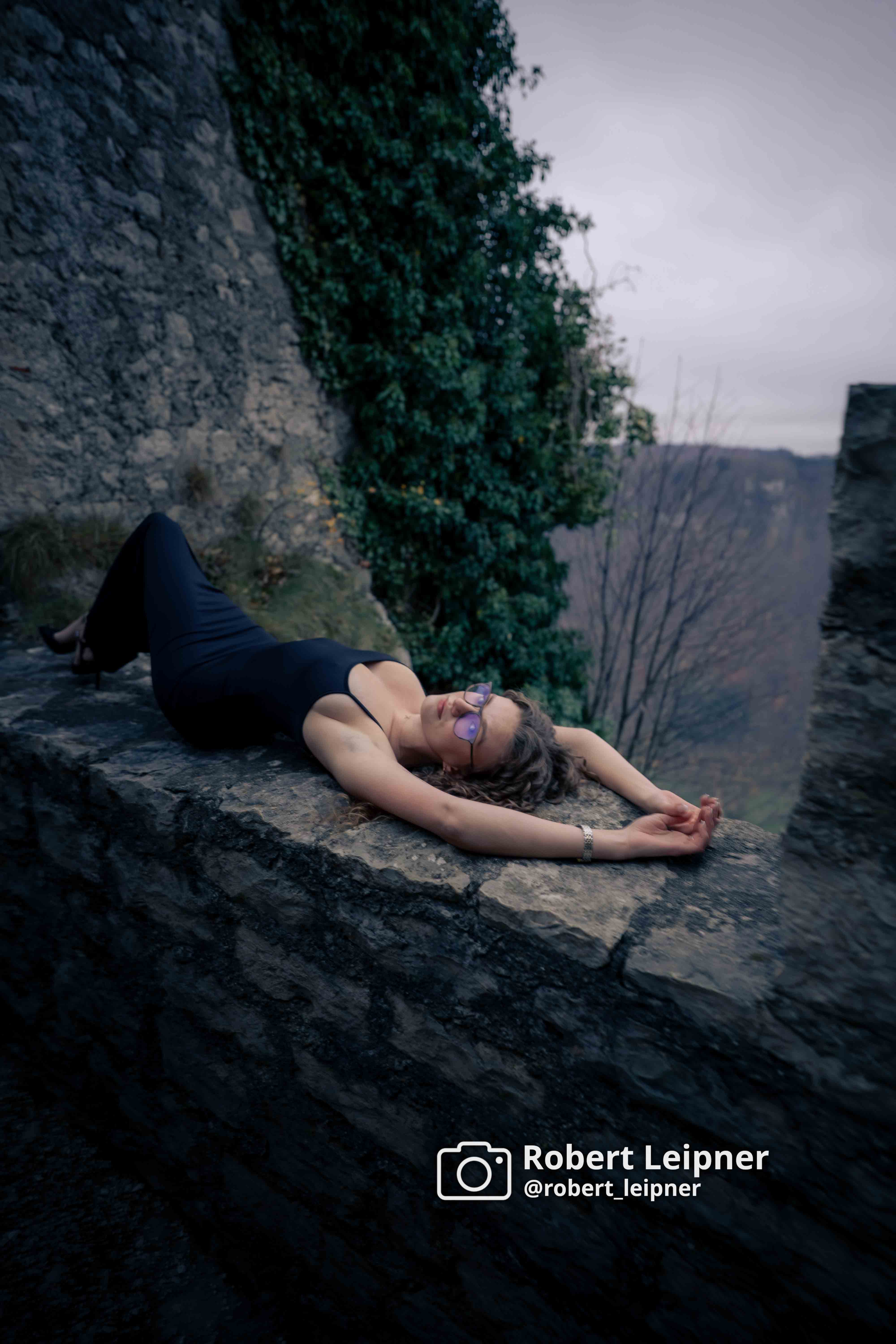 Model auf Mauer in einer Burgruine