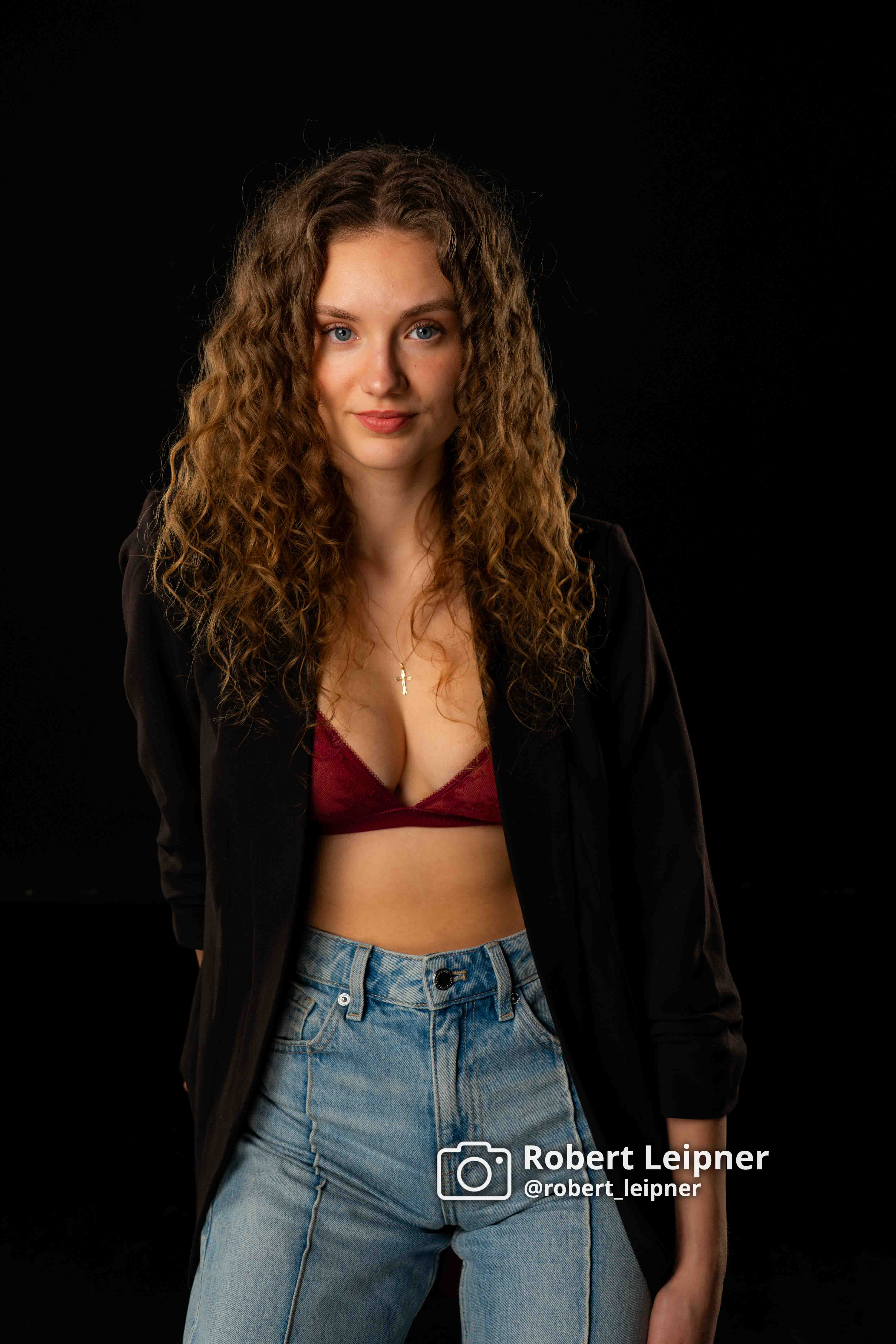 lowkey Aufnahme eines Models mit roten Dessous