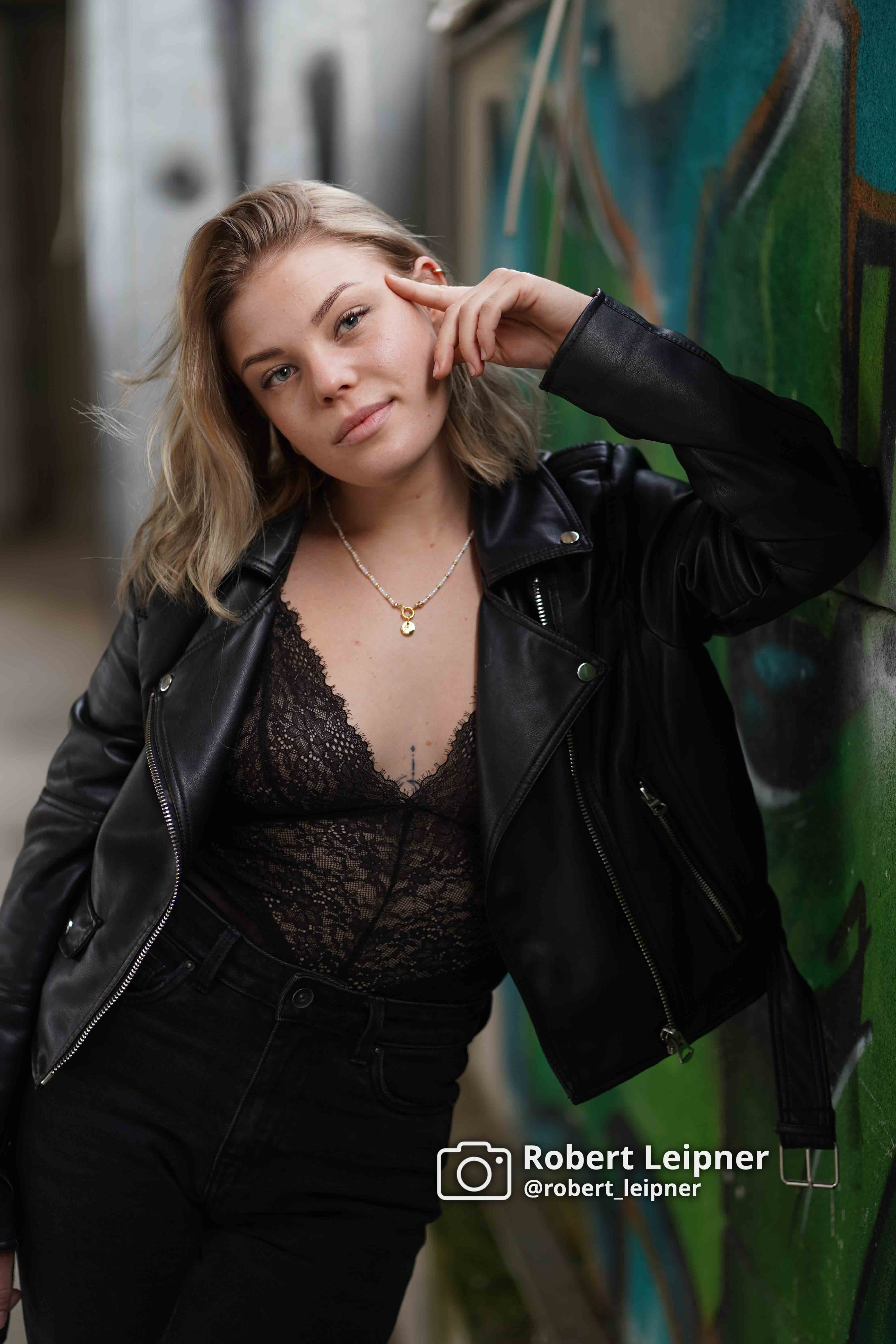 weibliches Model im body an einem lost place