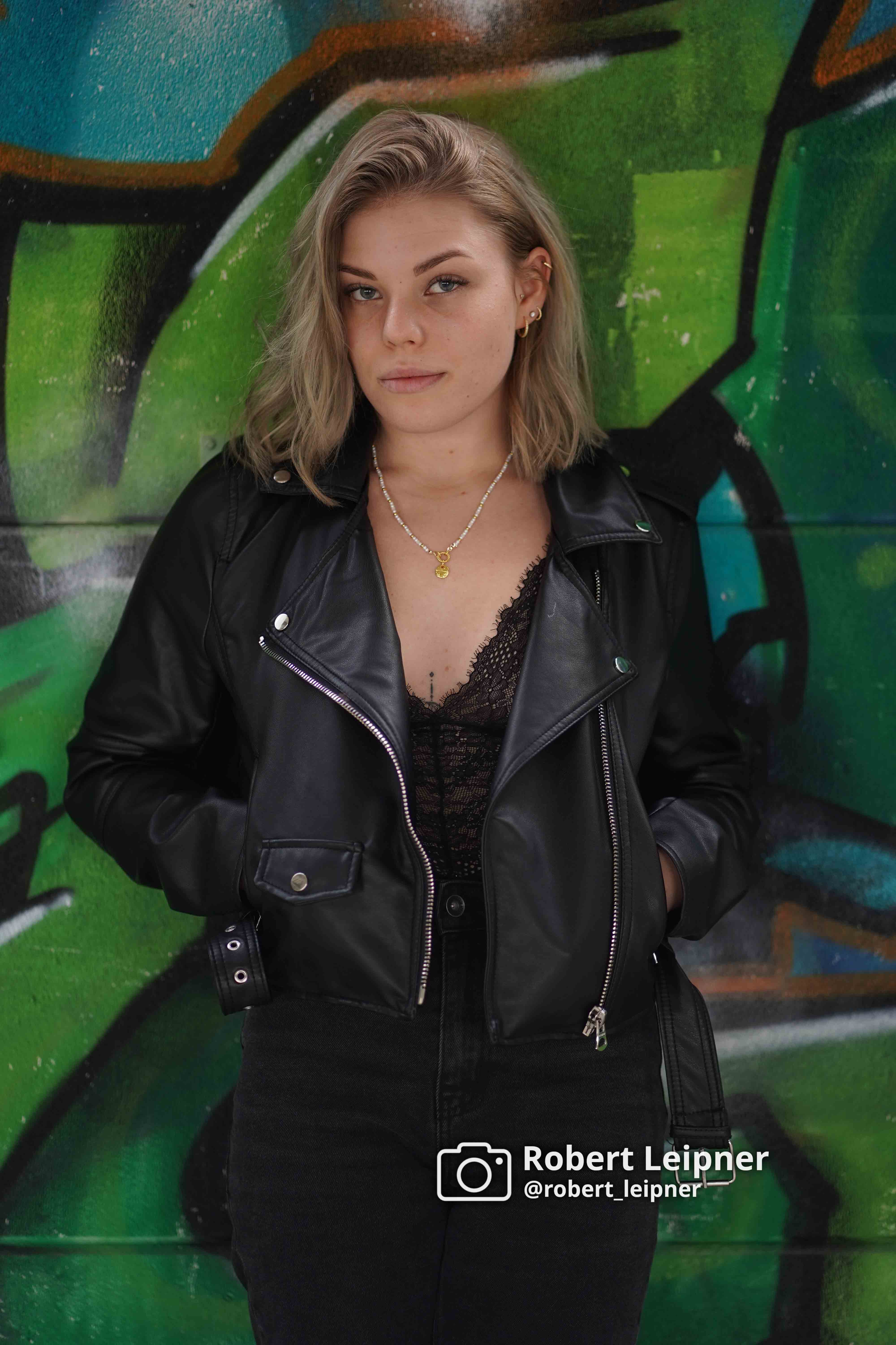 Model an einem lost place mit Lederjacke