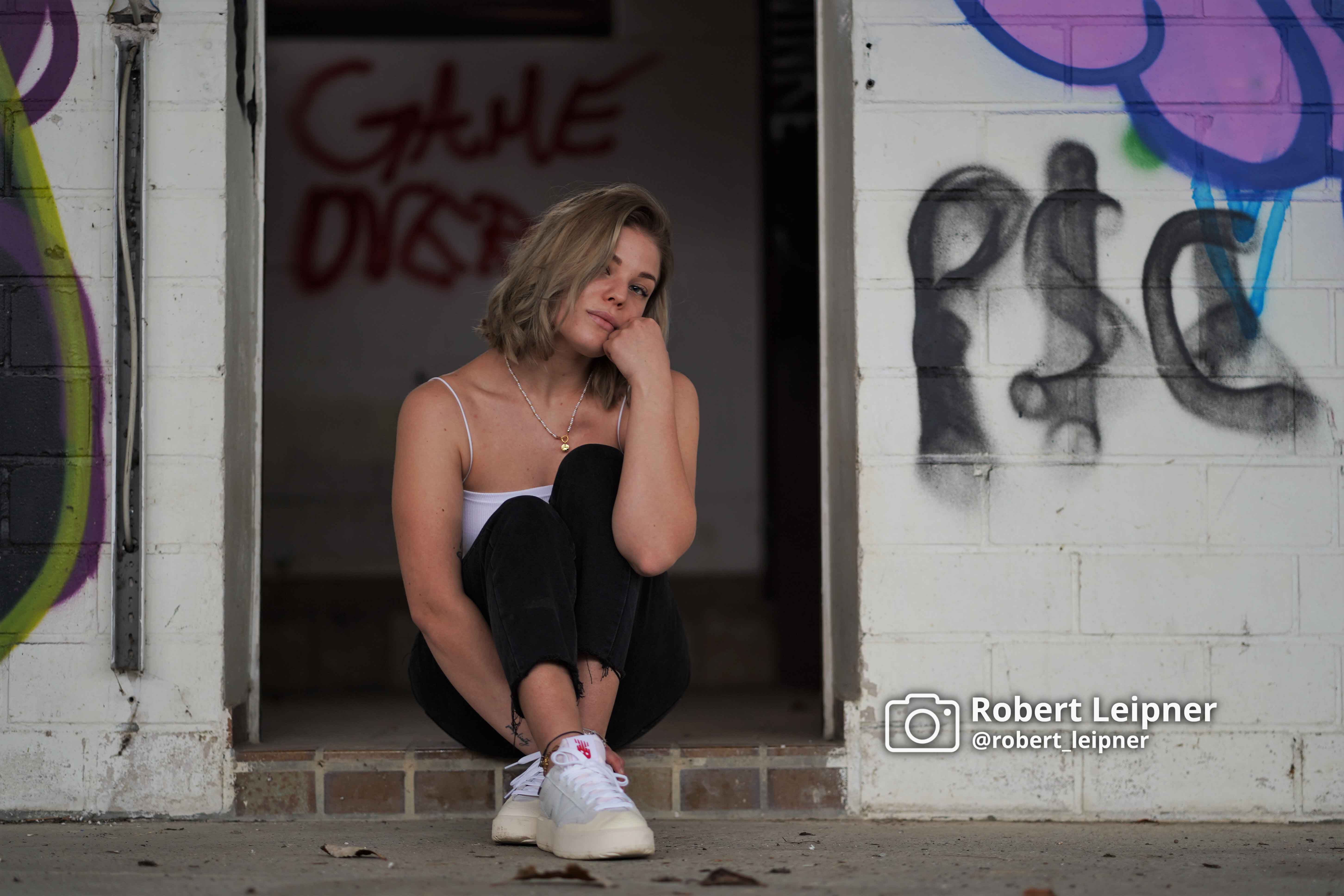 Model an einem lost-place