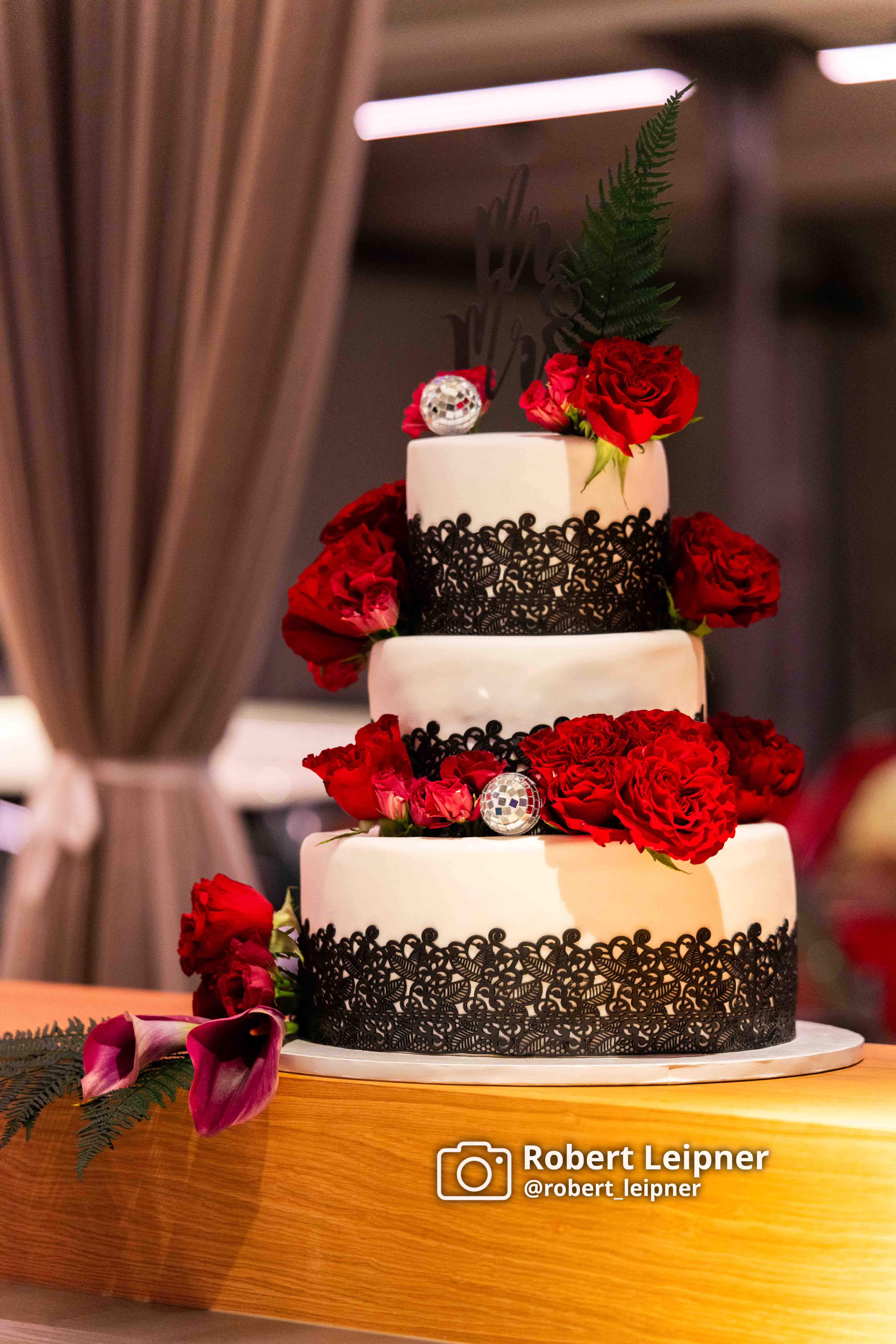 die Hochzeitstorte mit Rosen unv Verzierungen in voller Pracht