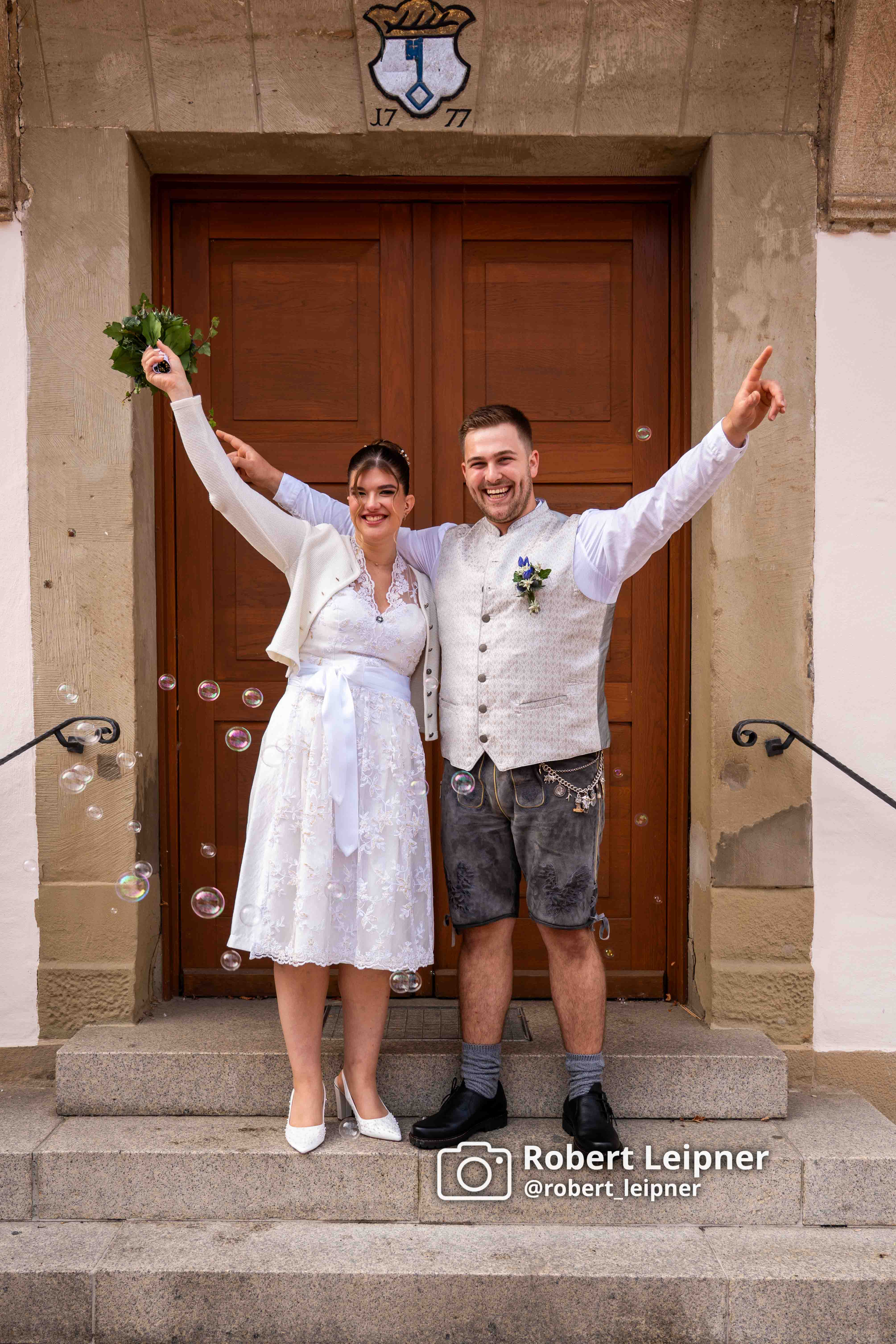 Das Brautpaar vor dem Tor nach der standesamtlichen Trauung