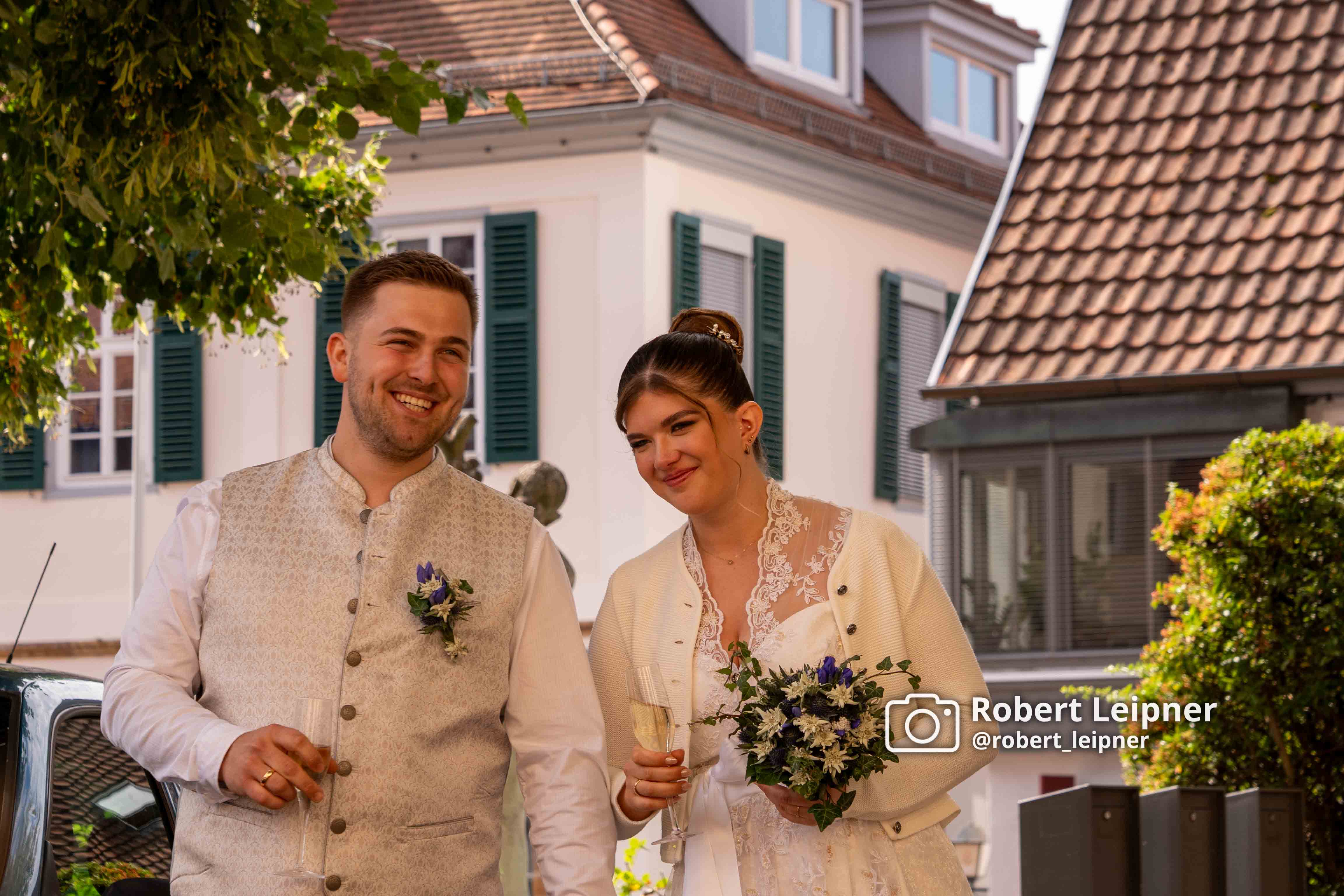 Brautpaar mit Brautstraß nach der standesamtlichen Trauung in Weilheim an der Teck