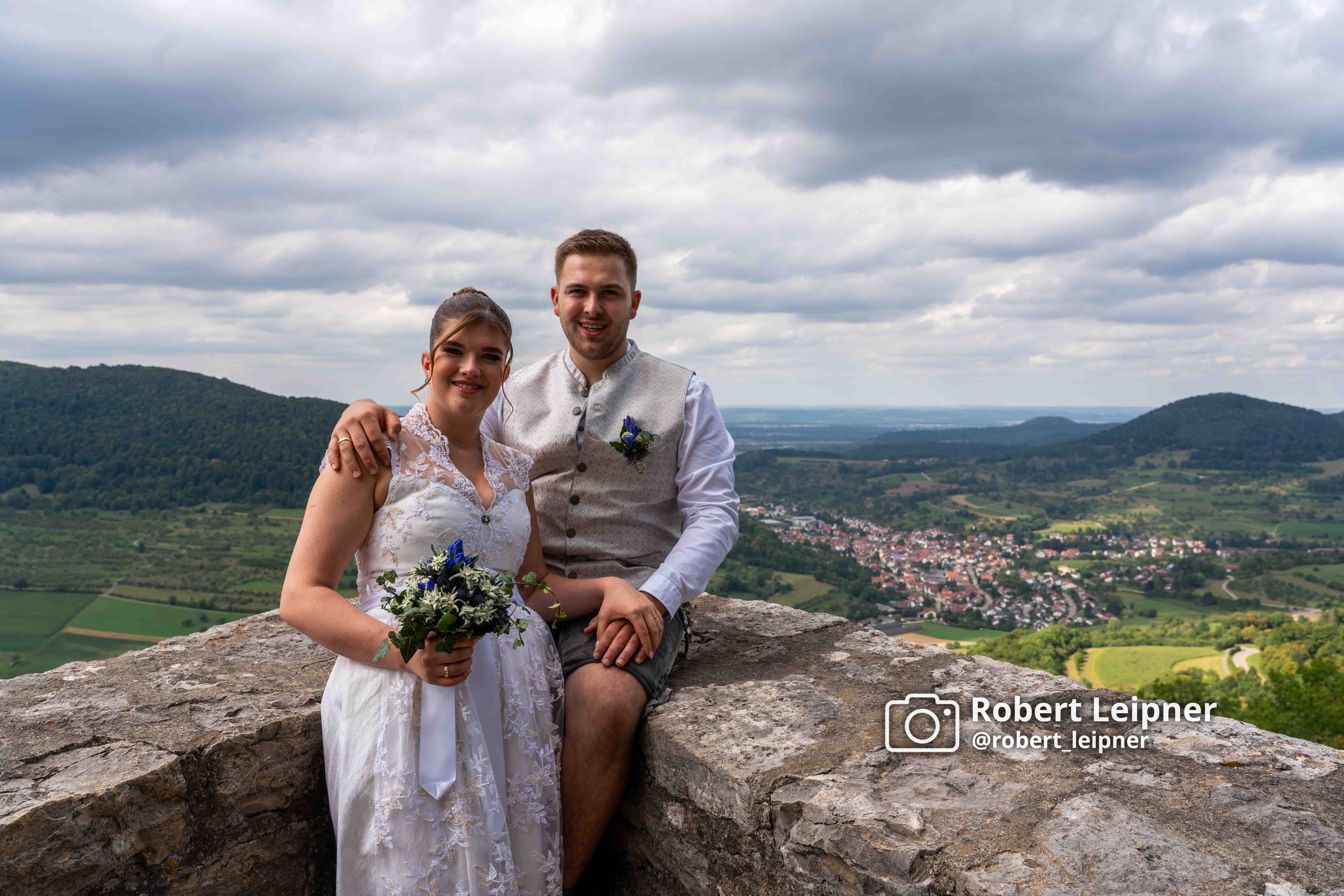 Das Brautpaar sitzend auf dem Reußenstein