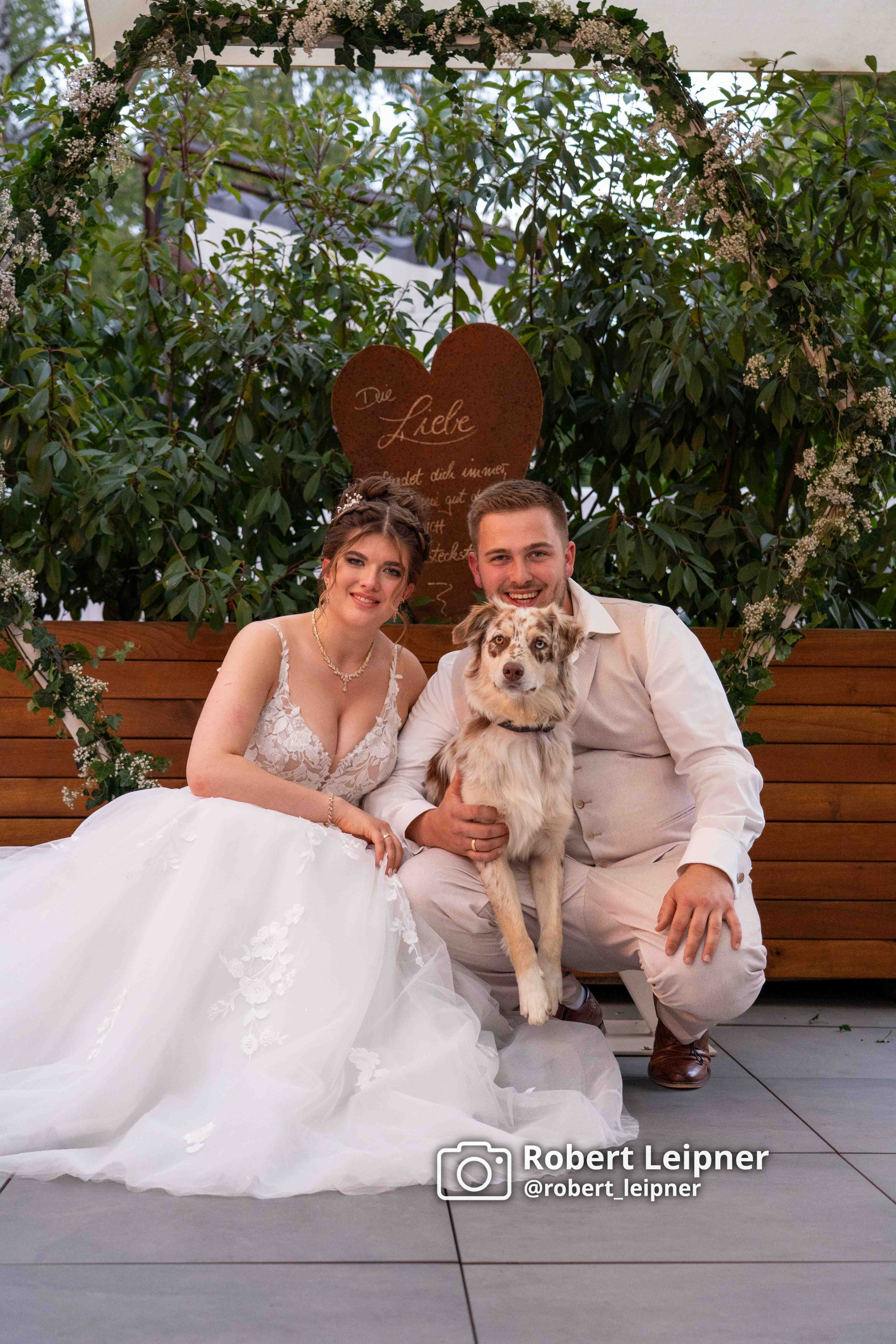 Hochzeitspaar mit Hund vor Beginn der Feier