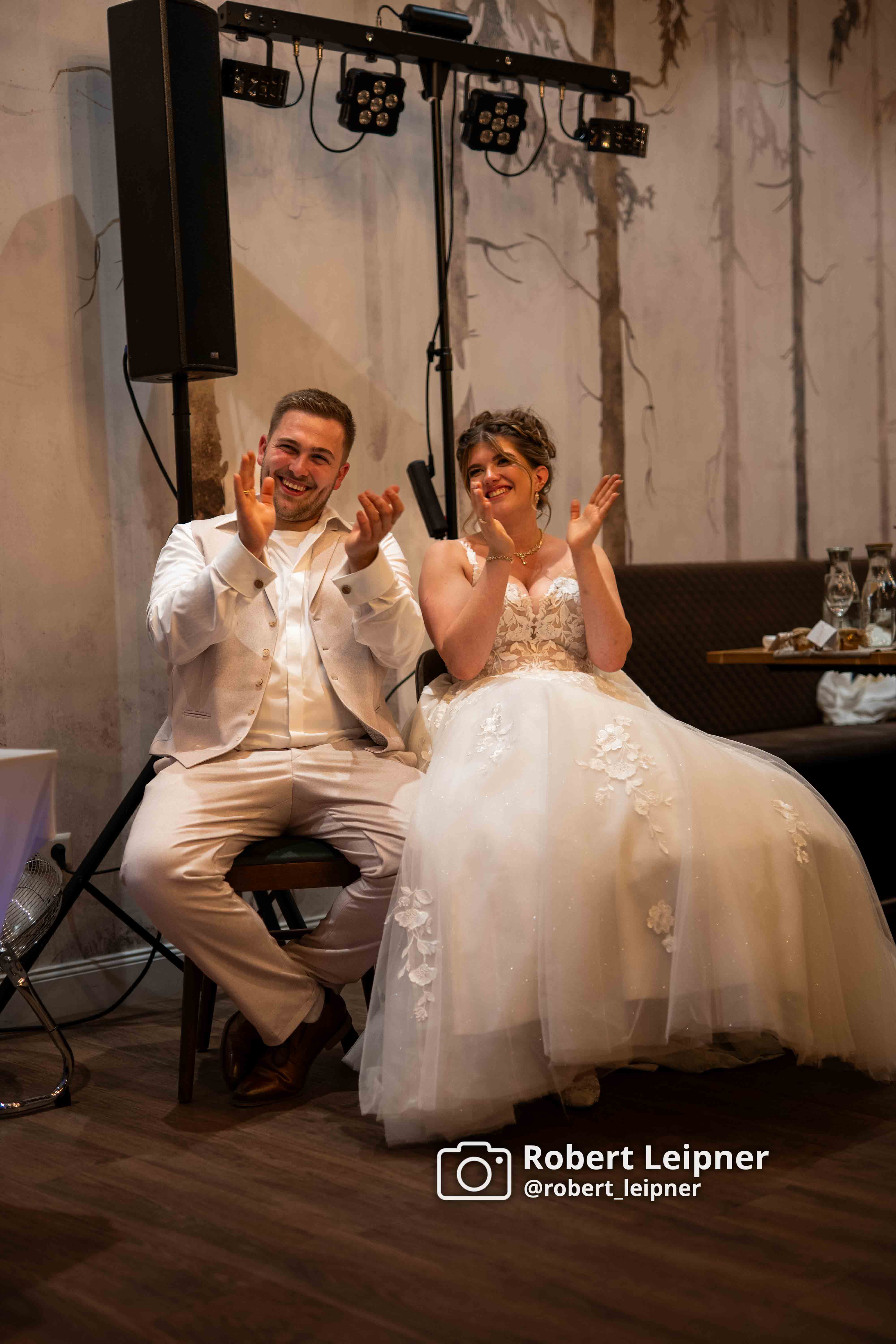 Das Brautpaar bei Spielen auf der Hochzeitsfeier