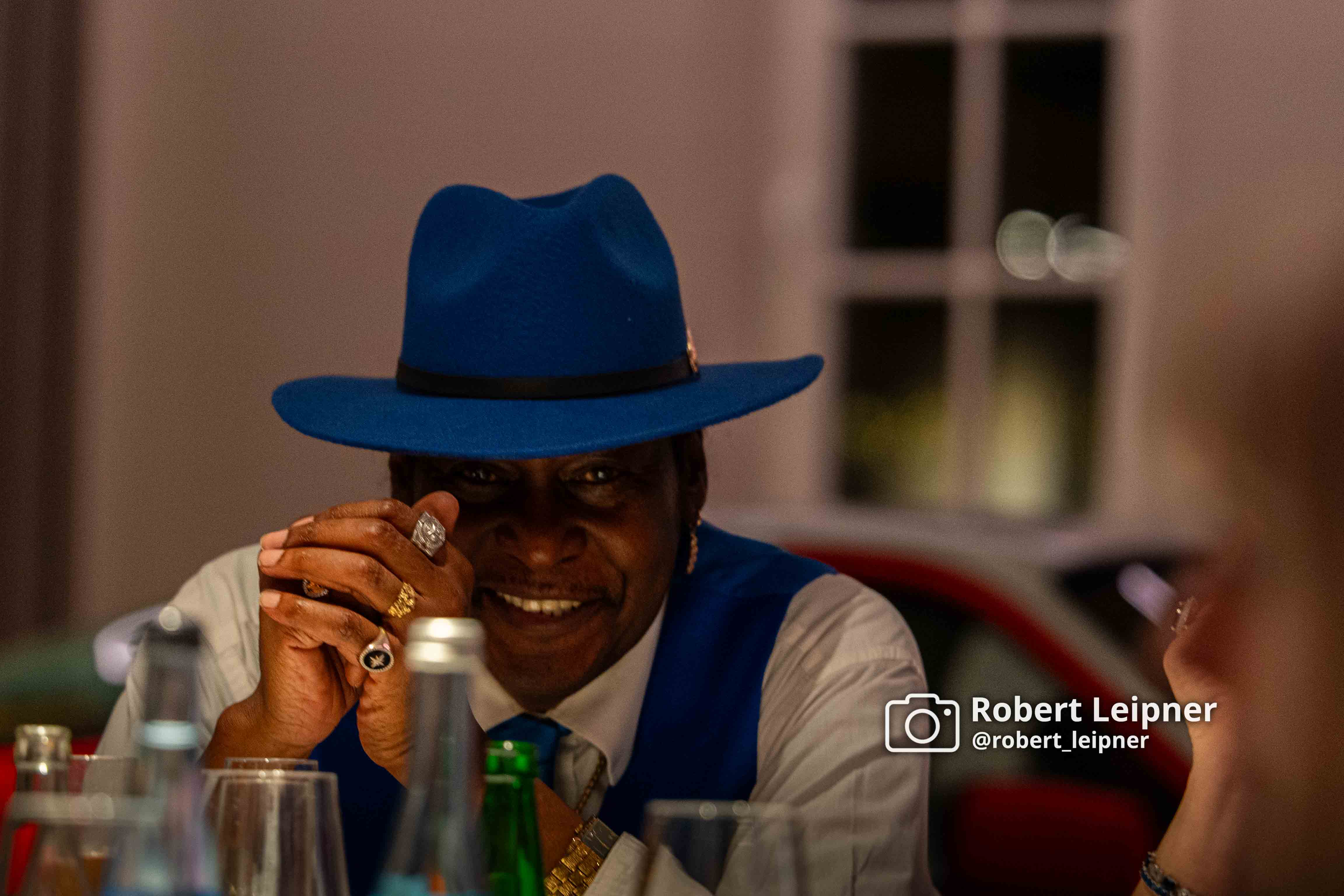 Gast mit blauem Hut auf der Hochzeit